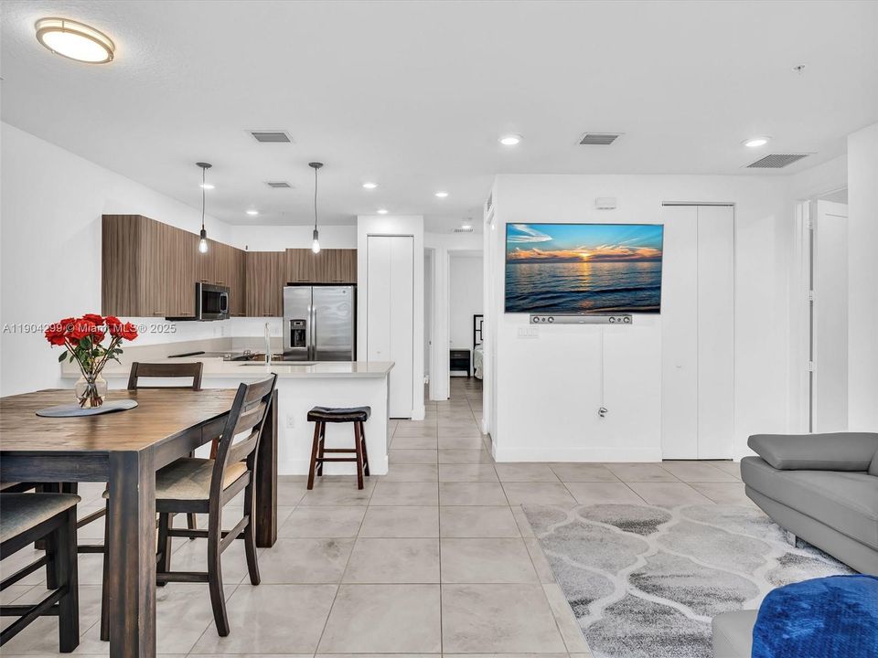 For Sale: $450,000 (3 beds, 2 baths, 1102 Square Feet)