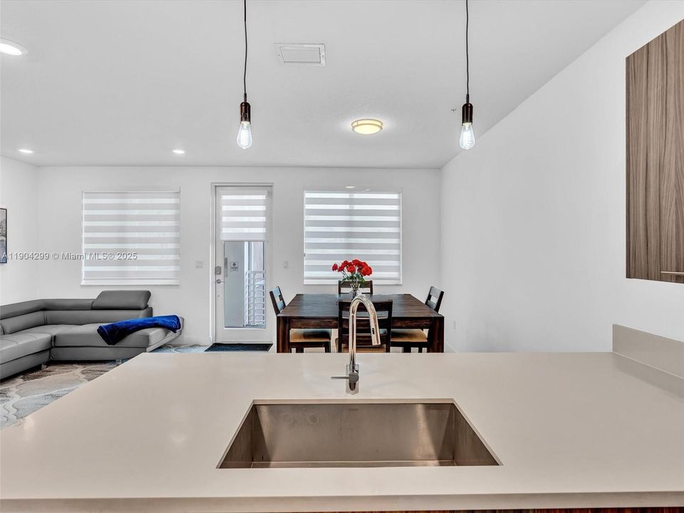 For Sale: $450,000 (3 beds, 2 baths, 1102 Square Feet)