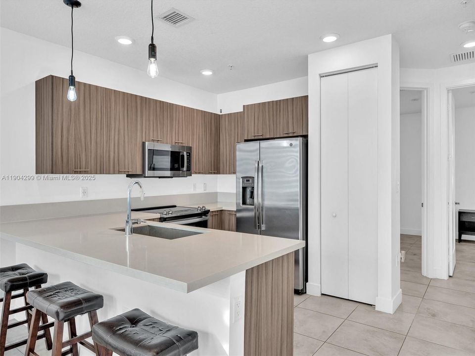 For Sale: $450,000 (3 beds, 2 baths, 1102 Square Feet)