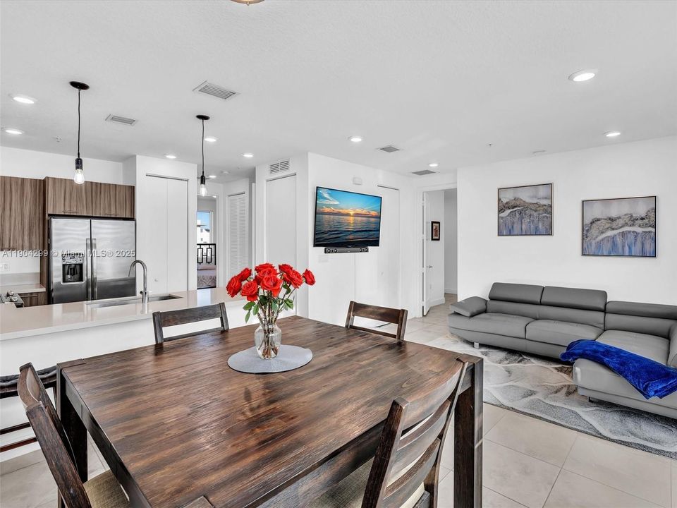 For Sale: $450,000 (3 beds, 2 baths, 1102 Square Feet)