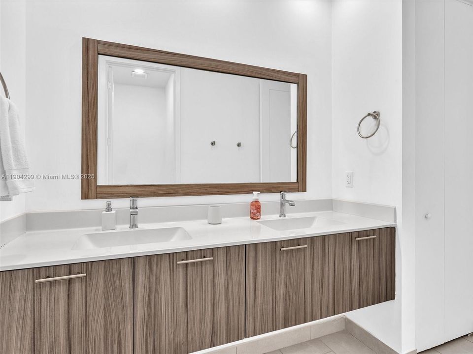 For Sale: $450,000 (3 beds, 2 baths, 1102 Square Feet)