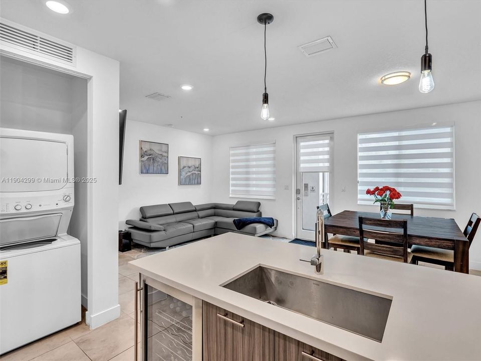 For Sale: $450,000 (3 beds, 2 baths, 1102 Square Feet)