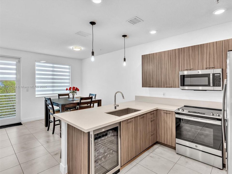 For Sale: $450,000 (3 beds, 2 baths, 1102 Square Feet)