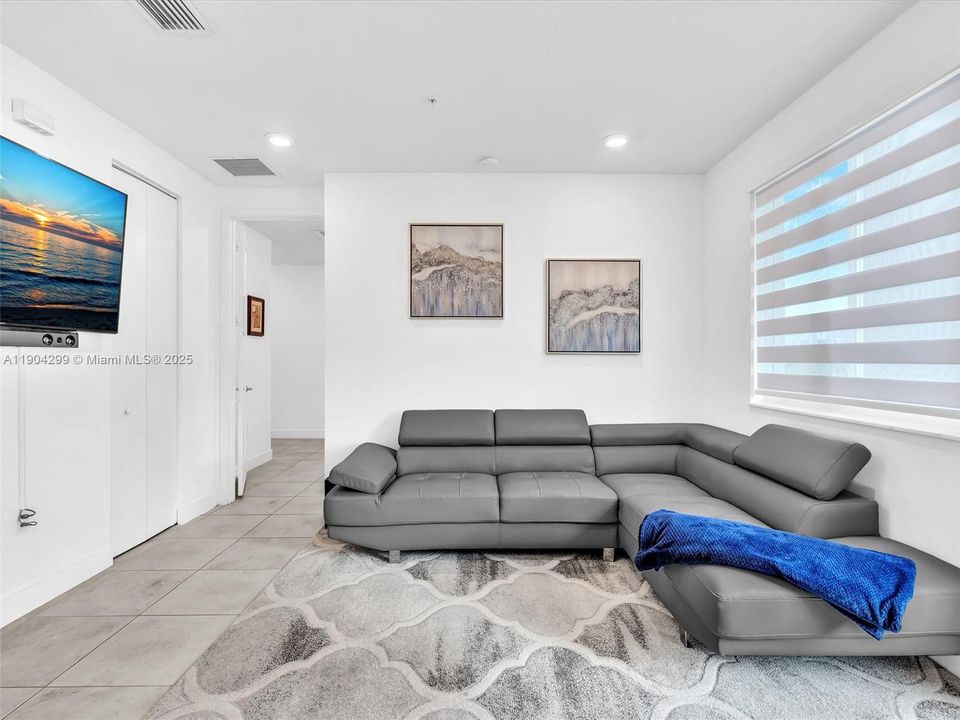 For Sale: $450,000 (3 beds, 2 baths, 1102 Square Feet)