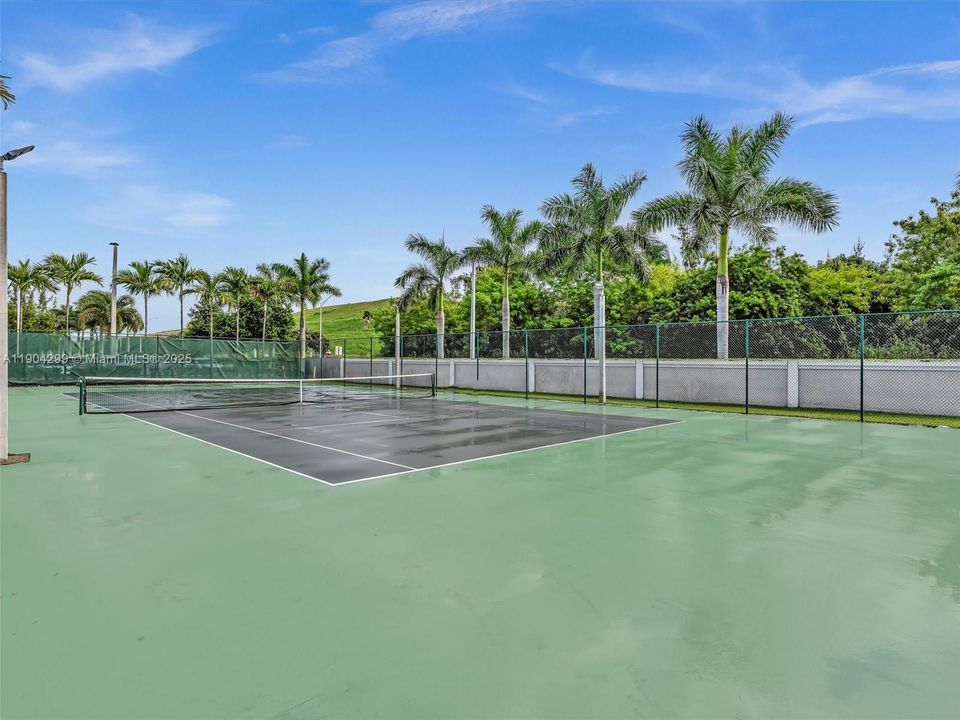 For Sale: $450,000 (3 beds, 2 baths, 1102 Square Feet)