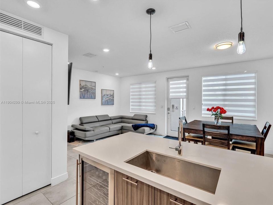 For Sale: $450,000 (3 beds, 2 baths, 1102 Square Feet)