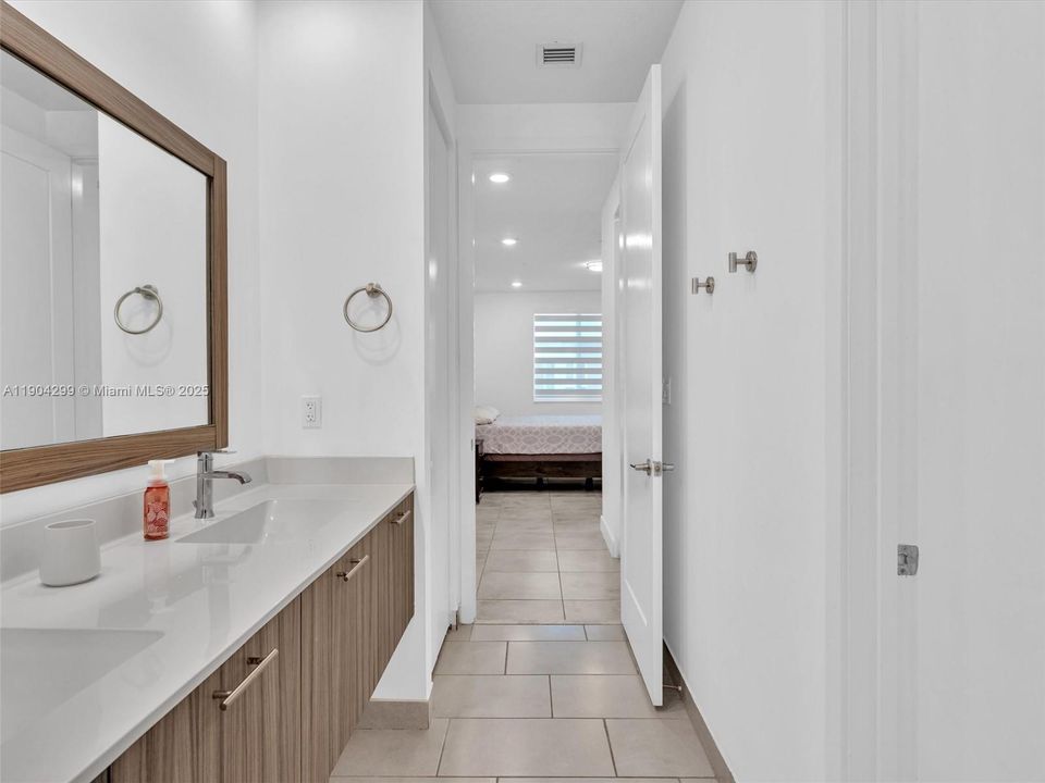 For Sale: $450,000 (3 beds, 2 baths, 1102 Square Feet)