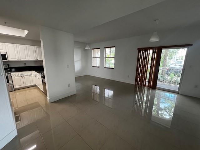 For Rent: $2,950 (3 beds, 2 baths, 1207 Square Feet)