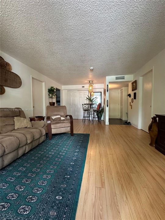 For Rent: $2,300 (2 beds, 1 baths, 830 Square Feet)