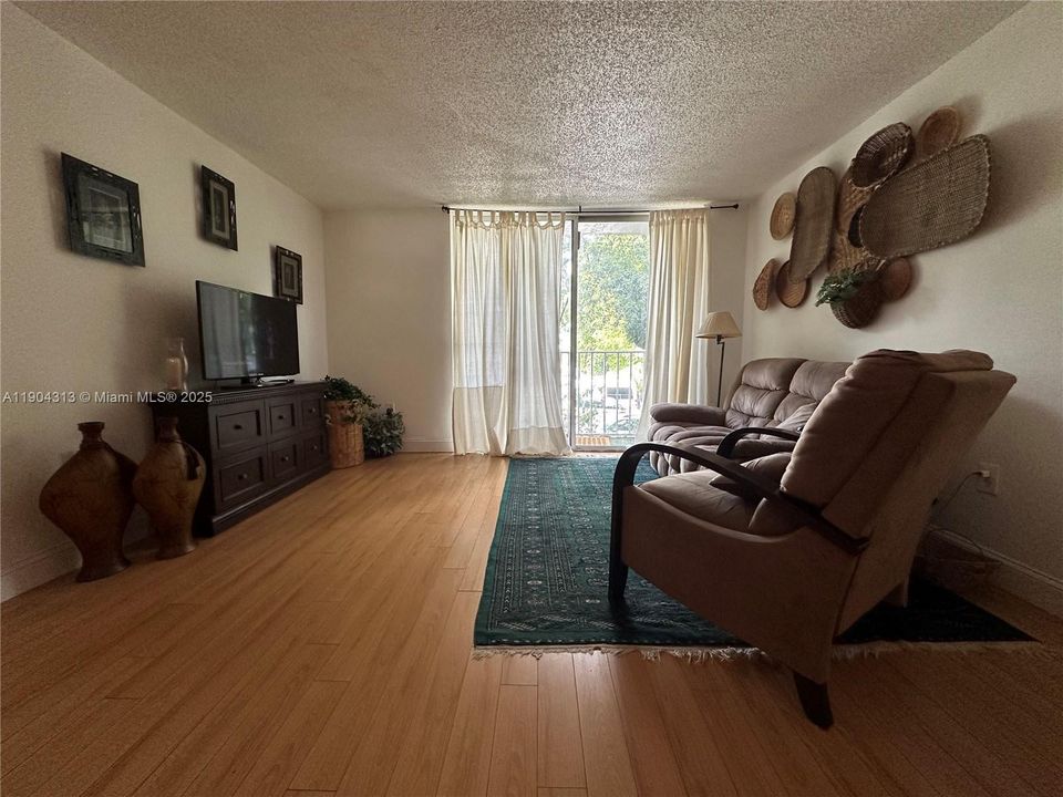 For Rent: $2,300 (2 beds, 1 baths, 830 Square Feet)