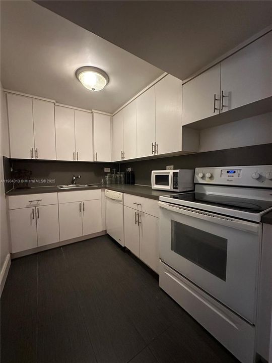 For Rent: $2,300 (2 beds, 1 baths, 830 Square Feet)