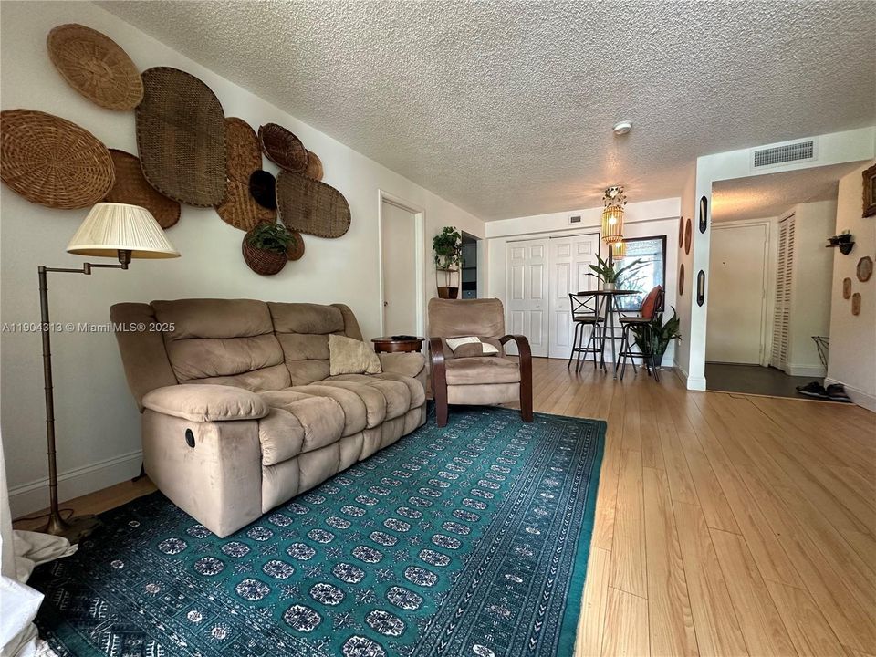 For Rent: $2,300 (2 beds, 1 baths, 830 Square Feet)