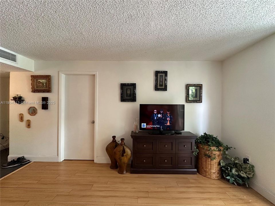 For Rent: $2,300 (2 beds, 1 baths, 830 Square Feet)