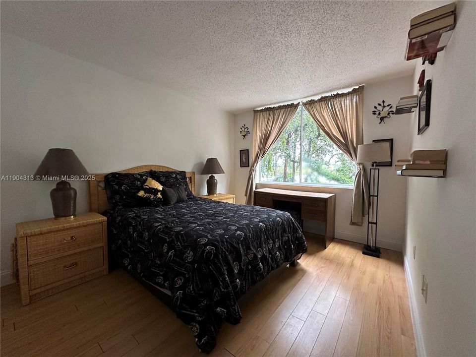 For Rent: $2,300 (2 beds, 1 baths, 830 Square Feet)