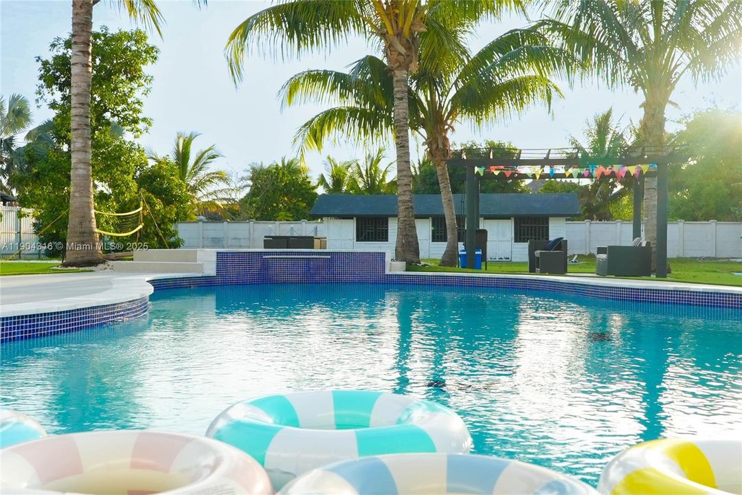 В аренду: $15,000 (5 спален, 4 ванн, 4462 Квадратных фут)