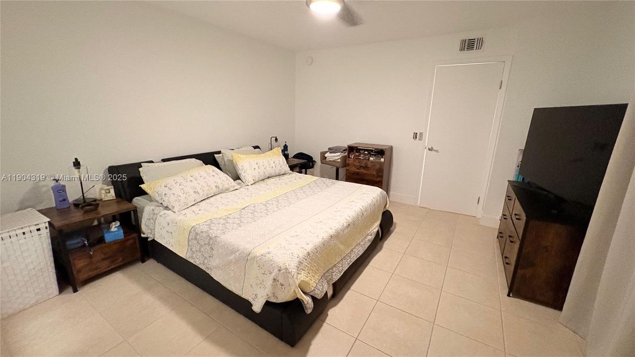 Под контрактом: $2,350 (2 спален, 2 ванн, 1236 Квадратных фут)