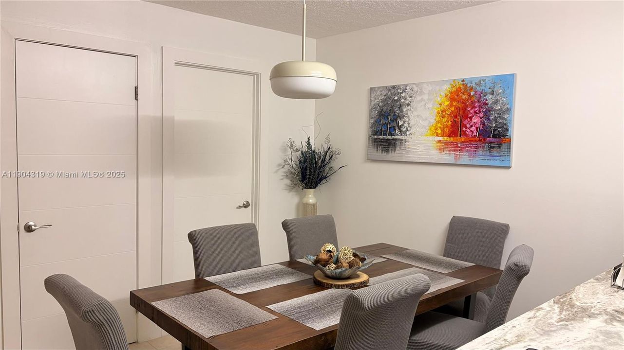 Под контрактом: $2,350 (2 спален, 2 ванн, 1236 Квадратных фут)