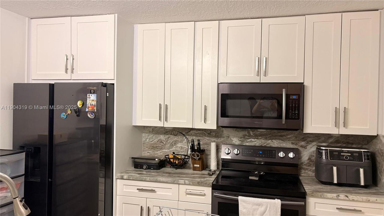 Под контрактом: $2,350 (2 спален, 2 ванн, 1236 Квадратных фут)