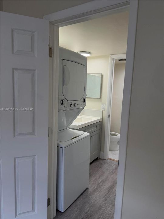 Recently Rented: $2,050 (2 beds, 2 baths, 922 Square Feet)