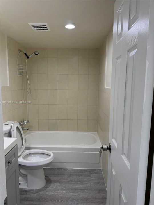 Recently Rented: $2,050 (2 beds, 2 baths, 922 Square Feet)