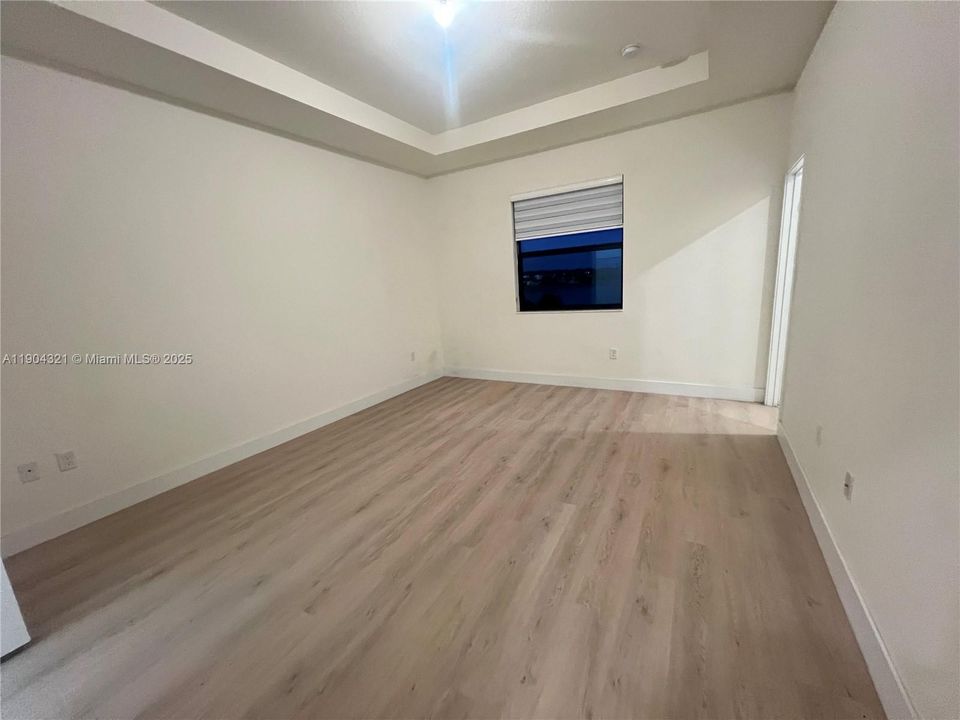 合同活跃: $3,550 (3 贝兹, 2 浴室, 1586 平方英尺)