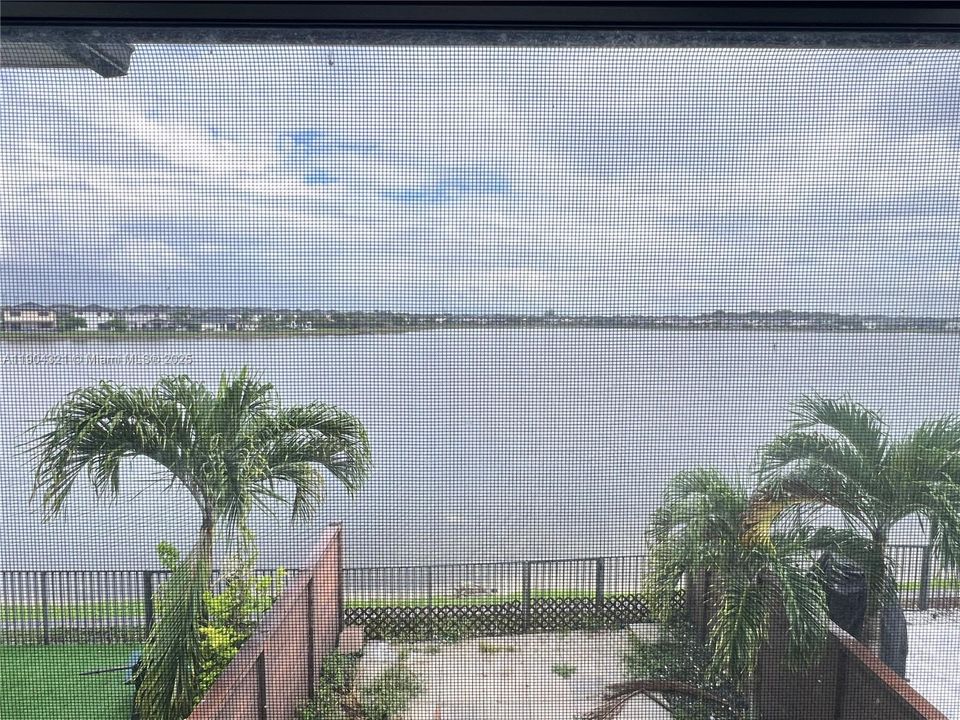 合同活跃: $3,550 (3 贝兹, 2 浴室, 1586 平方英尺)