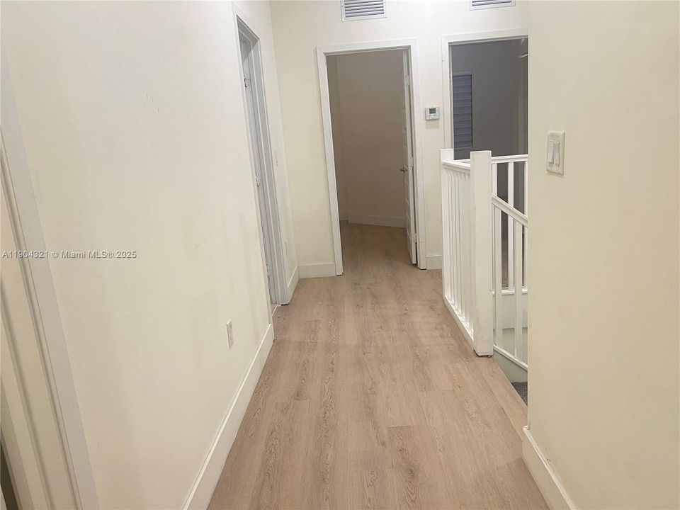 合同活跃: $3,550 (3 贝兹, 2 浴室, 1586 平方英尺)