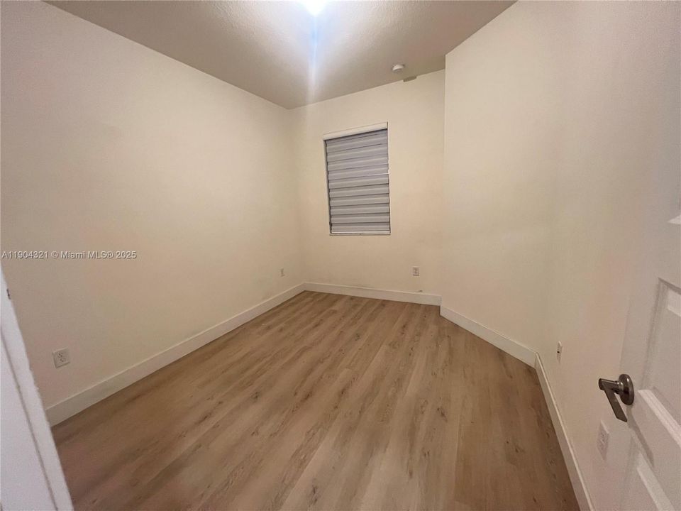 合同活跃: $3,550 (3 贝兹, 2 浴室, 1586 平方英尺)