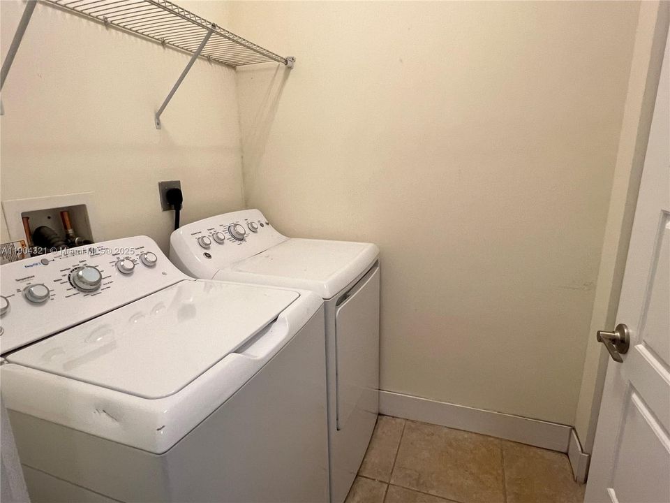 合同活跃: $3,550 (3 贝兹, 2 浴室, 1586 平方英尺)