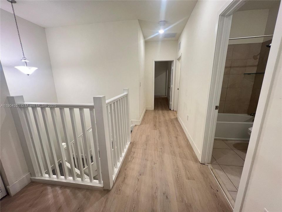 合同活跃: $3,550 (3 贝兹, 2 浴室, 1586 平方英尺)