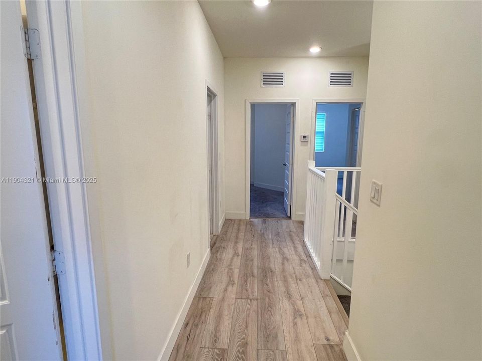 合同活跃: $3,550 (3 贝兹, 2 浴室, 1586 平方英尺)