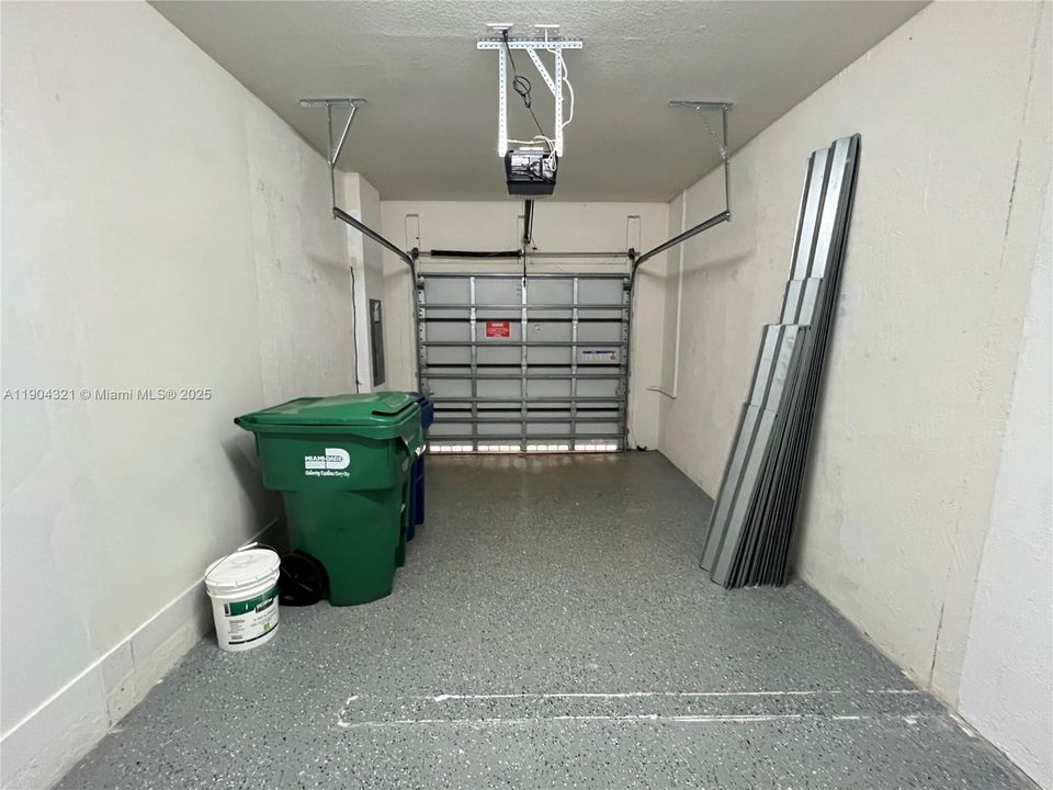 合同活跃: $3,550 (3 贝兹, 2 浴室, 1586 平方英尺)