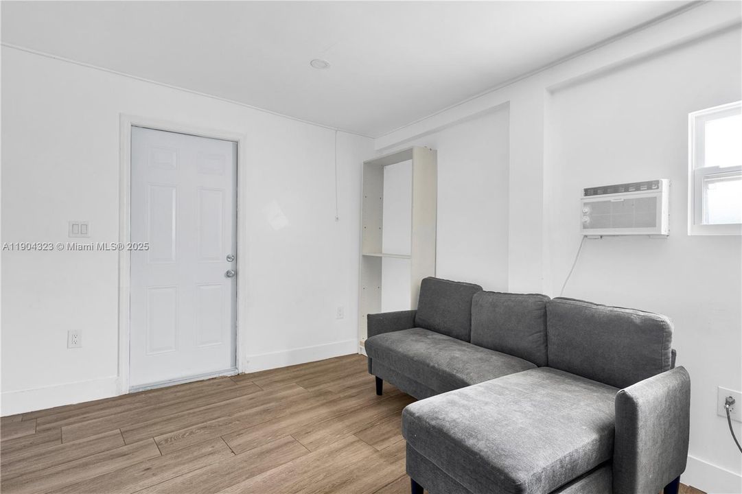 出租: $1,700 (1 贝兹, 1 浴室, 1687 平方英尺)