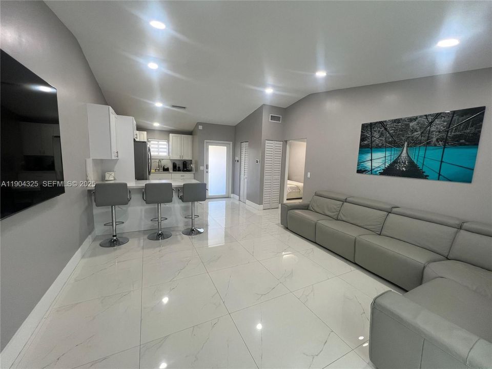 合同活跃: $365,000 (3 贝兹, 1 浴室, 999 平方英尺)