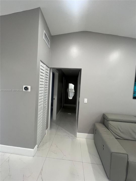 合同活跃: $365,000 (3 贝兹, 1 浴室, 999 平方英尺)