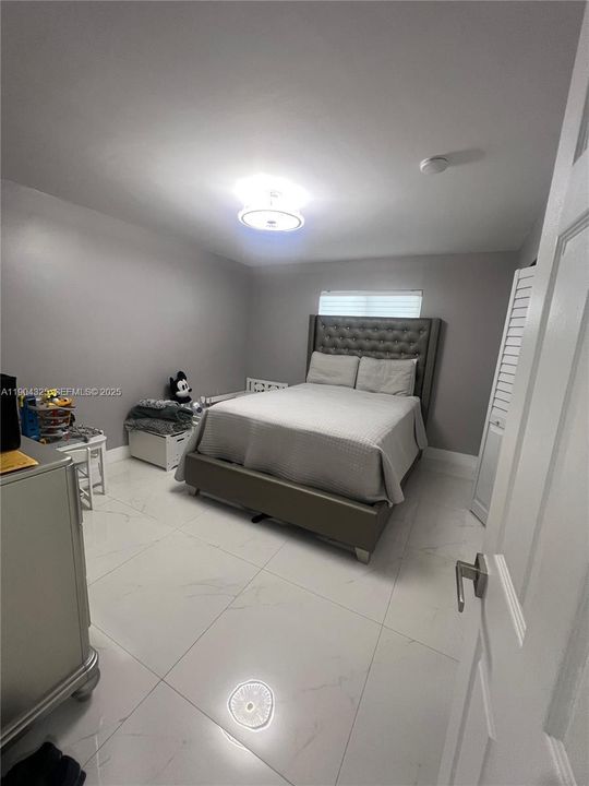 合同活跃: $365,000 (3 贝兹, 1 浴室, 999 平方英尺)