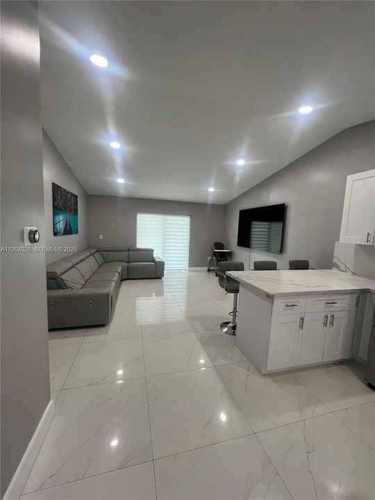 合同活跃: $365,000 (3 贝兹, 1 浴室, 999 平方英尺)