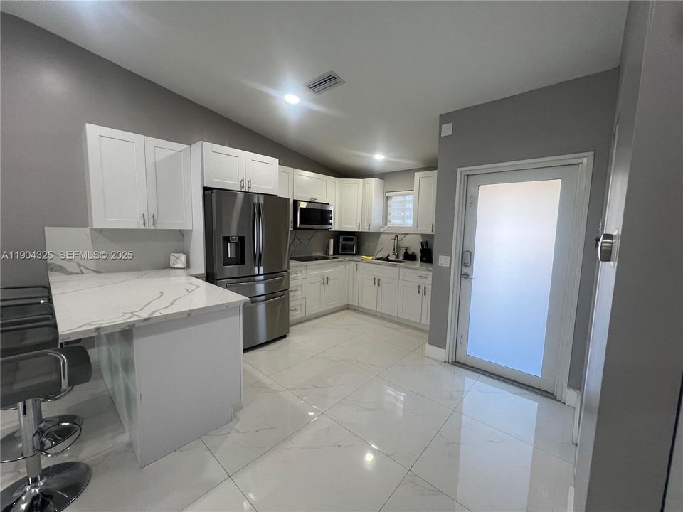 合同活跃: $365,000 (3 贝兹, 1 浴室, 999 平方英尺)