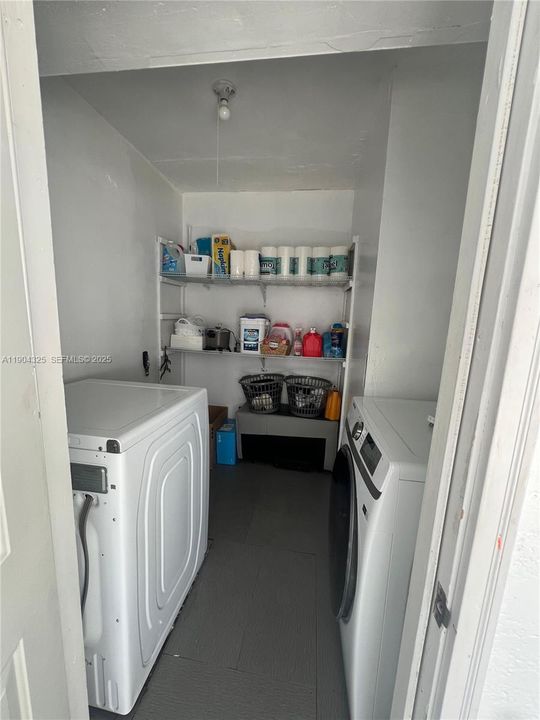 合同活跃: $365,000 (3 贝兹, 1 浴室, 999 平方英尺)