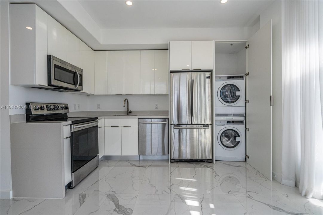 For Rent: $2,850 (1 beds, 1 baths, 617 Square Feet)