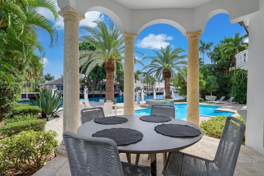 For Sale: $6,290,000 (6 beds, 5 baths, 4632 Square Feet)