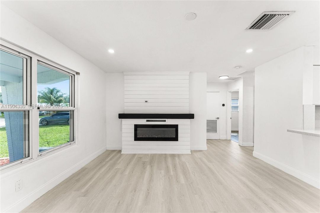 For Sale: $559,999 (4 beds, 2 baths, 1428 Square Feet)