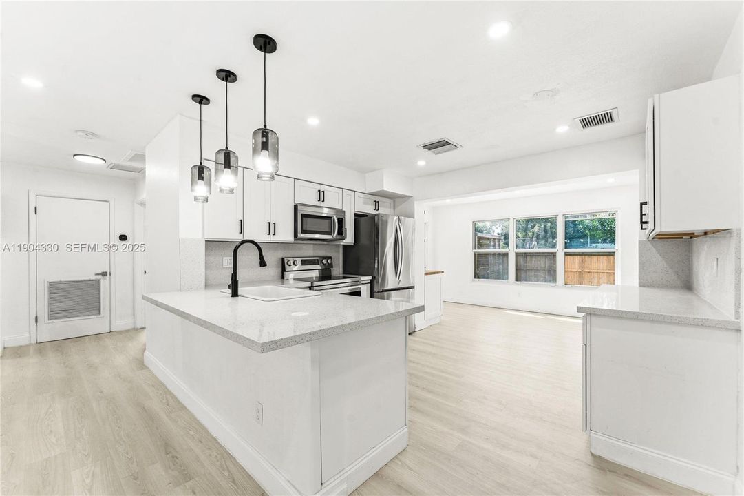 For Sale: $559,999 (4 beds, 2 baths, 1428 Square Feet)