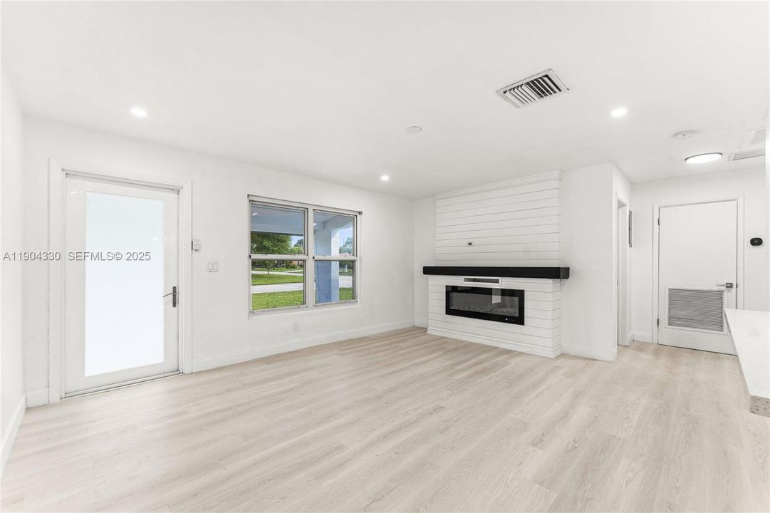 For Sale: $559,999 (4 beds, 2 baths, 1428 Square Feet)