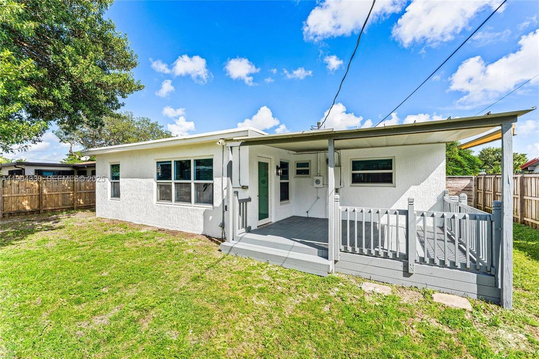 For Sale: $559,999 (4 beds, 2 baths, 1428 Square Feet)