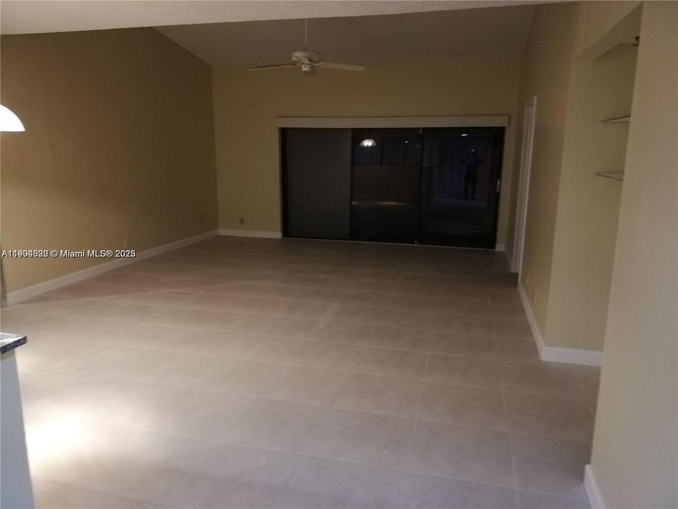 出租: $2,400 (2 贝兹, 2 浴室, 1258 平方英尺)