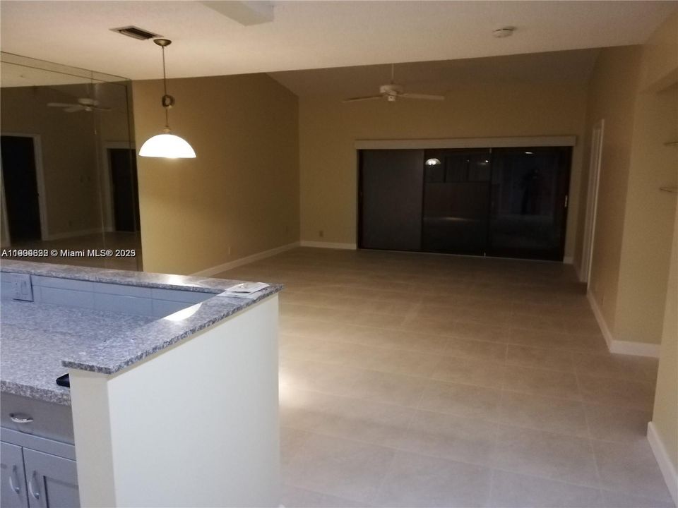 出租: $2,400 (2 贝兹, 2 浴室, 1258 平方英尺)