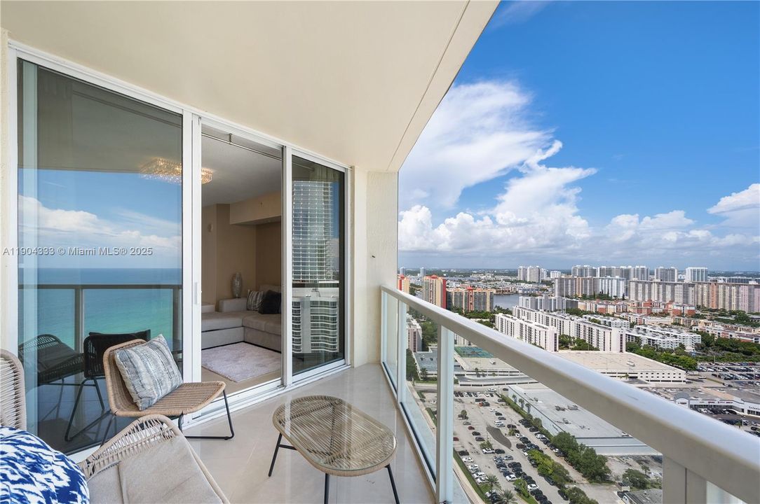 For Rent: $3,500 (1 beds, 1 baths, 1000 Square Feet)