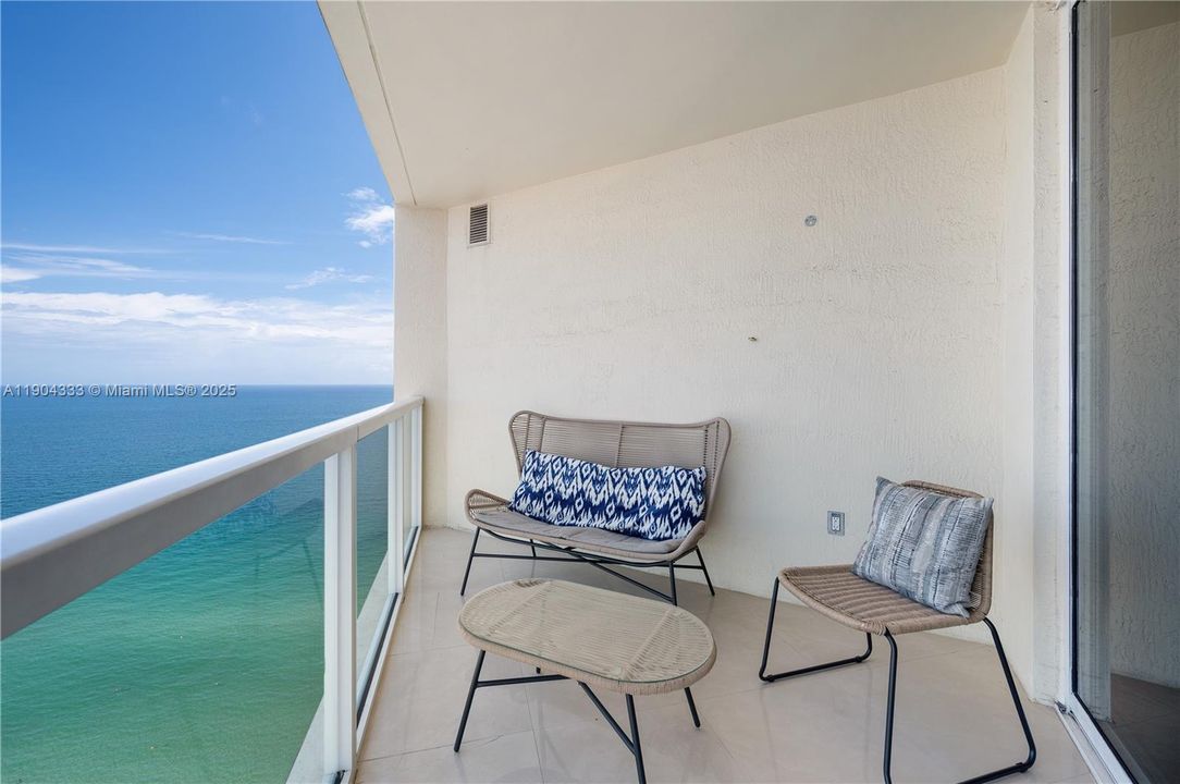 For Rent: $3,500 (1 beds, 1 baths, 1000 Square Feet)