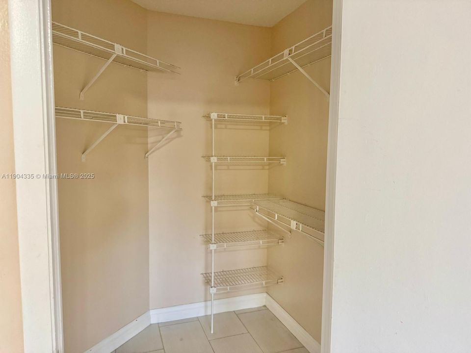 Activo con contrato: $2,200 (2 camas, 2 baños, 1036 Pies cuadrados)